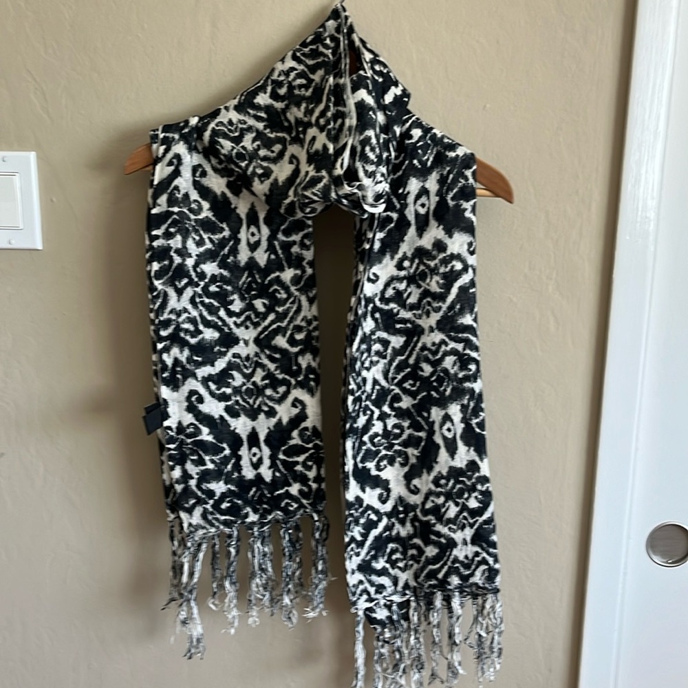 Cejon Linen Scarf with Tassels